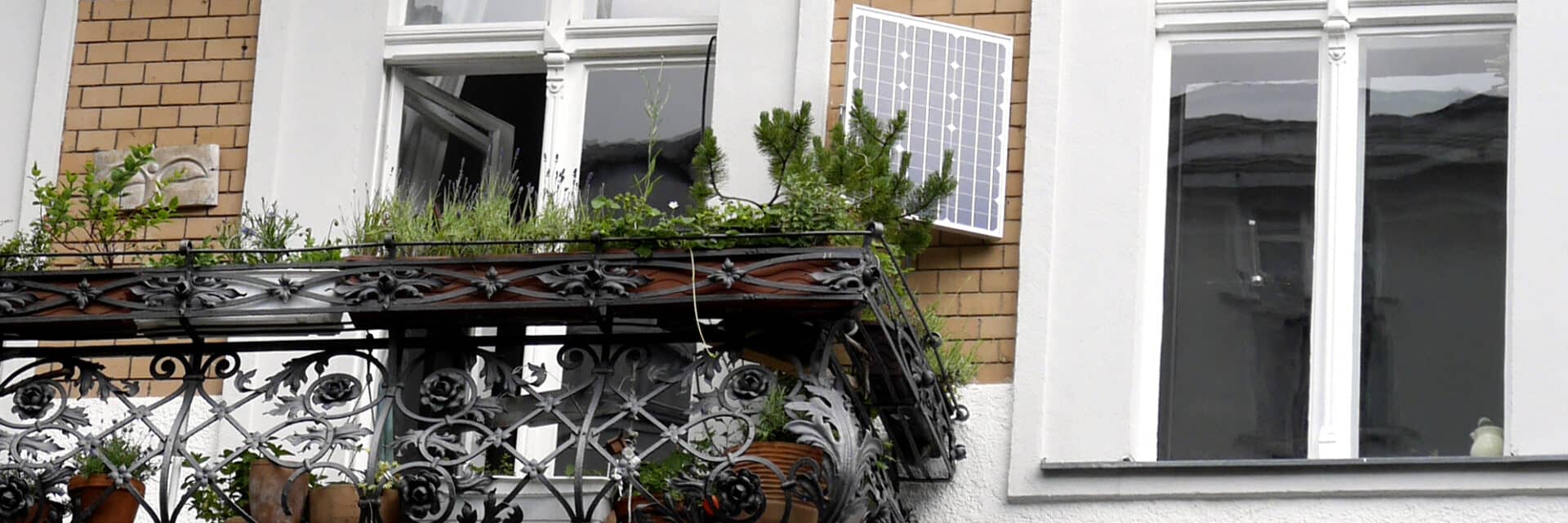 Erneuerbare Energie: Fassade mit Stecker-PV-Gerät