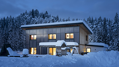 Energieeffizientes Haus mit Solarpanel im Winter