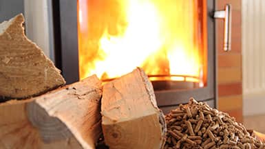 Heizen mit Holz: Nutzen Sie den nachwachsenden Brennstoff