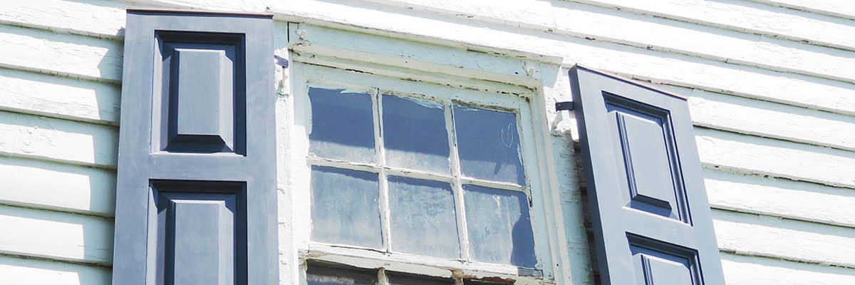 Sanieren - Fenstertausch: sanierungsbedürftiges Holzfenster