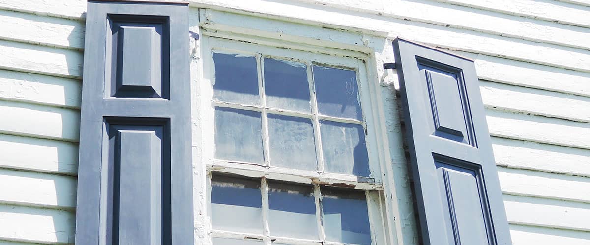 Sanieren - Fenstertausch: sanierungsbedürftiges Holzfenster