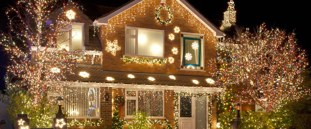 Energie sparen: Haus mit umfangreicher Weihnachtsbeleuchtung