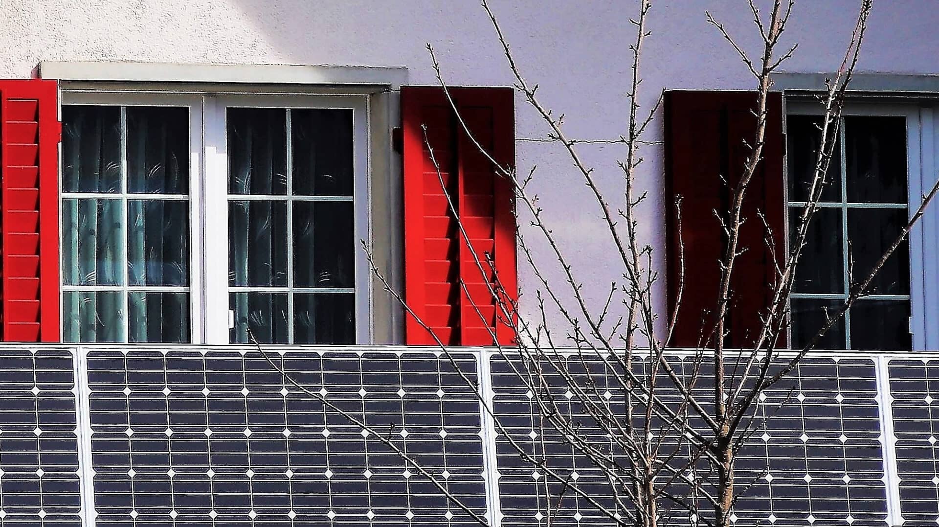 Haus mit Photovoltaikanlage an der Fassade